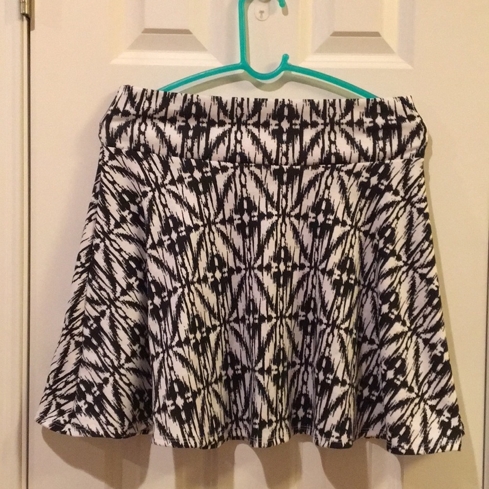 Black and white print skirt